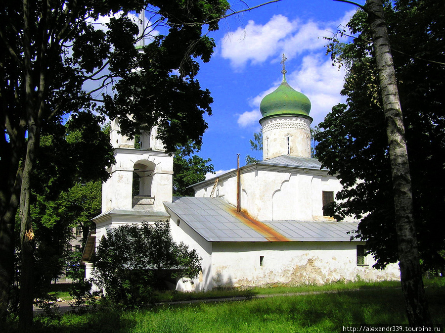 Церковь Анастасии Римлянки построена в 1539 году на месте деревянной, срубленной в 1488 году во время сильного мора. Псковская область, Россия
