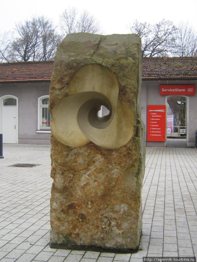 Скульптура у вокзала под названием Насквозь Эберсберг, Германия