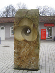 Скульптура у вокзала под названием Насквозь