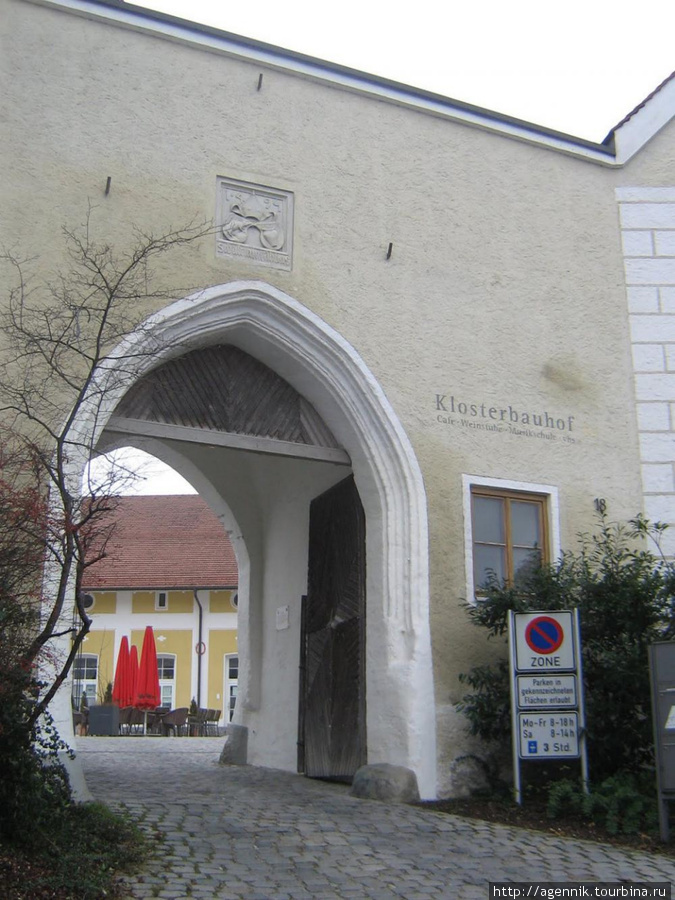 Вход в бывший монастырский хозяйственный двор Эберсберг, Германия