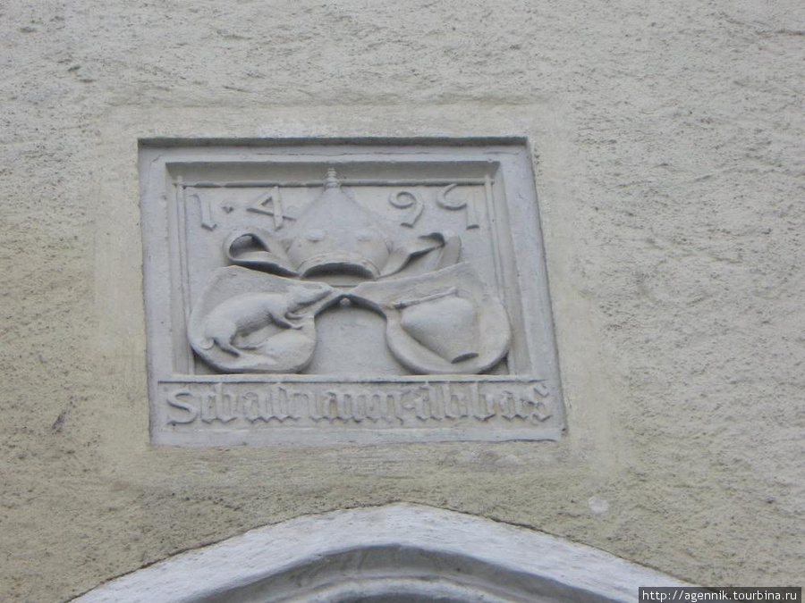 Над воротами дата их постройки и герб настоятеля