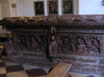 Гробница из красного зальцбургского мрамора
