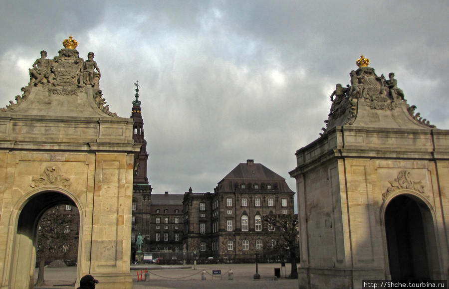 Ворота дворца  Christiansborg Копенгаген, Дания