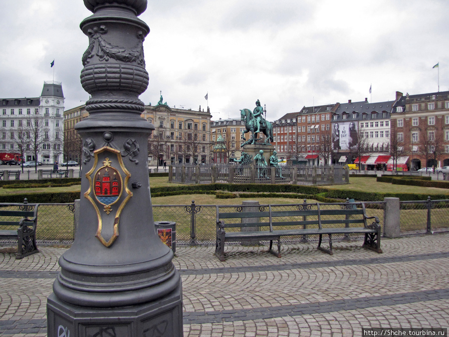 Центральная площадь Kongens Nytorv. От сюда начинаются все маршруты, здесь начало канала Nyhavn, пешеходной улицы Stroget Копенгаген, Дания