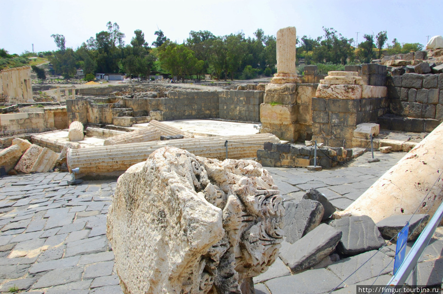 Руины римского храма в конце улицы Карго.II в.н.э.Вес колонн храма достигал 250т.Высота храма-15 метров.Храм посвящался императору Марку Аврелию. Бейт-Шеан, Израиль