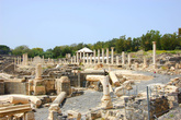 Конец ул. Карго с руинами храма Марка Аврелия.