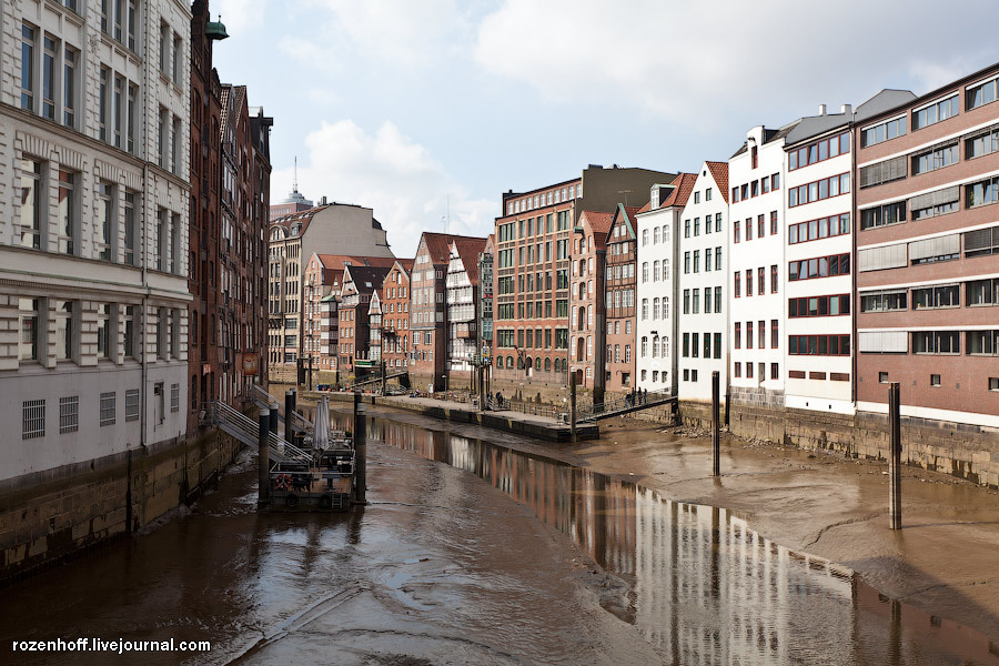 Слева — единственная улица, сохранившаяся после грандиозного пожара в 18 веке. Гамбург, Германия