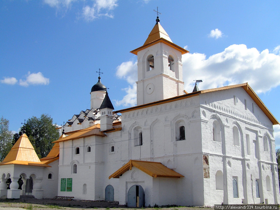 Небольшая каменная Покровская церковь с трапезной в Троицкой части — наиболее древнее строение обители. Она была построена в 1533 году при участии Александра Свирского. Санкт-Петербург, Россия