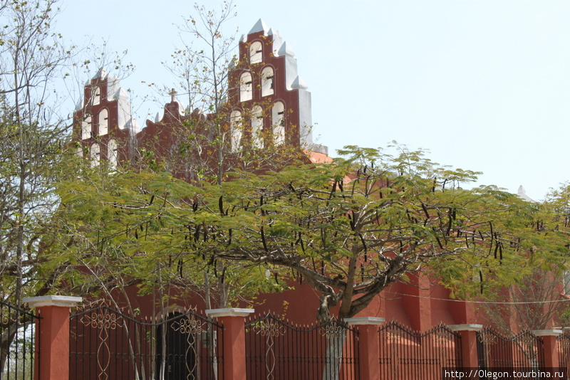 Францисканский монастырь в центре Муны Муна, Мексика