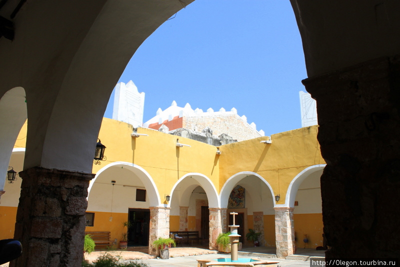Внутренний дворик монастыря Муна, Мексика