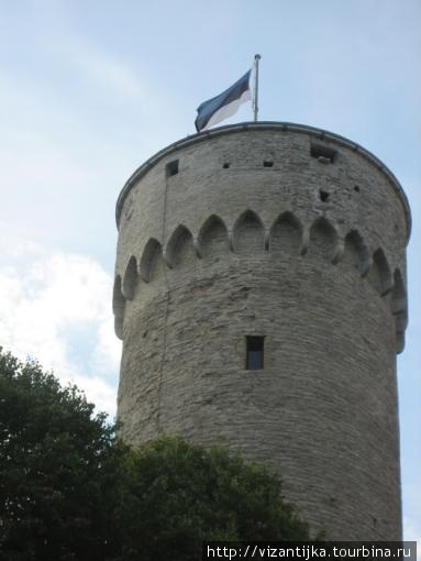 Таллинн. Тоомпеа. Флаг Эстонии на башне Длинного Германа. Таллин, Эстония