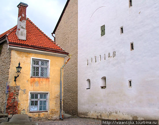 Таллинн. В подворотнях встречаются в таком состоянии стены и дома. Есть в них шарм. Таллин, Эстония