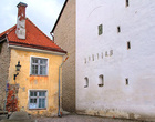 Таллинн. В подворотнях встречаются в таком состоянии стены и дома. Есть в них шарм.