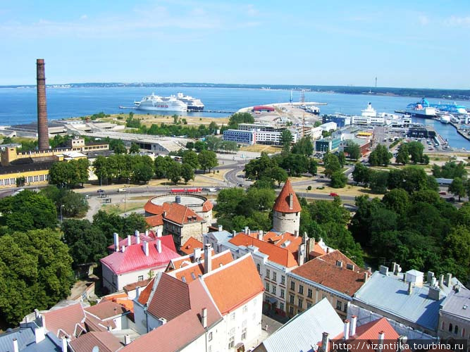 Таллинн. Вид на Таллиннский залив со смотровой крыши церкви Олевисте. Таллин, Эстония