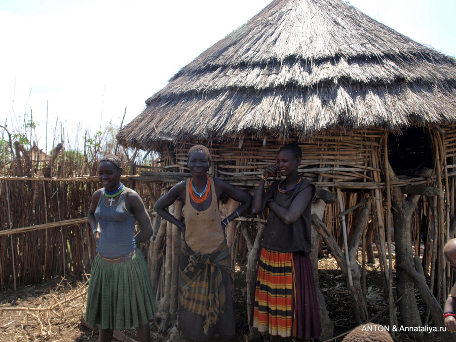 Деревенские девушки Заповедник Пиан-Упе, Уганда