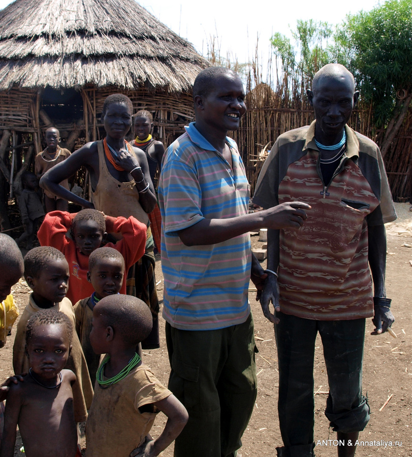 Слева — наш гид, справа — самый старый мужчина в деревне Заповедник Пиан-Упе, Уганда