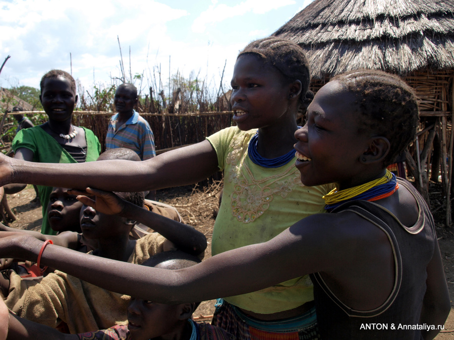 Девушки просят у нас конфеты Заповедник Пиан-Упе, Уганда
