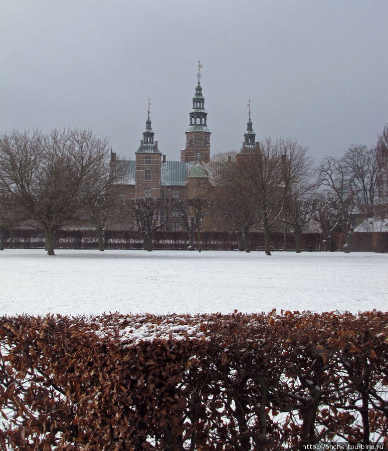 Rosenborg Castle, вид со входа в королевский сад, открывается в 7-00. Копенгаген, Дания