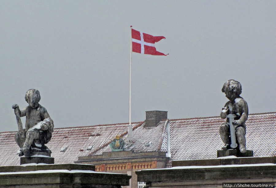 Рядом со дворцом казармы королевской гвардии и плац. Это крыша... Копенгаген, Дания
