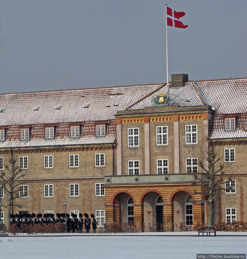 Казарма королевской гвардии. Около 11-00, построились для смены караула у дворца. Копенгаген, Дания
