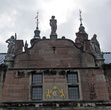 Вензель на воротах указывает, что строил дворец король Кристиан 4. Строил как загородный дворец, а сейчас чуть ли не центр города.