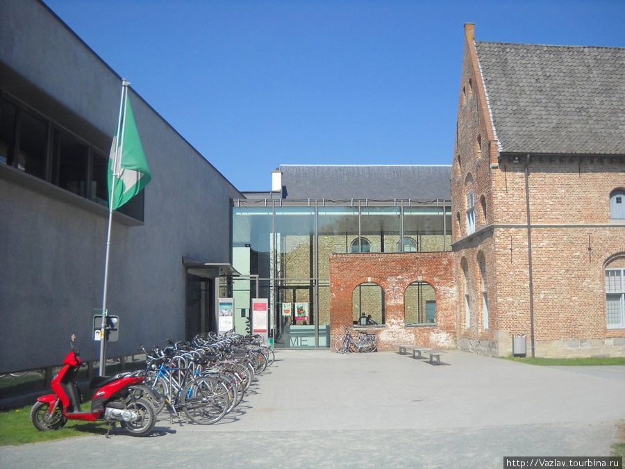 Новое здание музея впихнули в старинную застройку :( Кортрейк, Бельгия