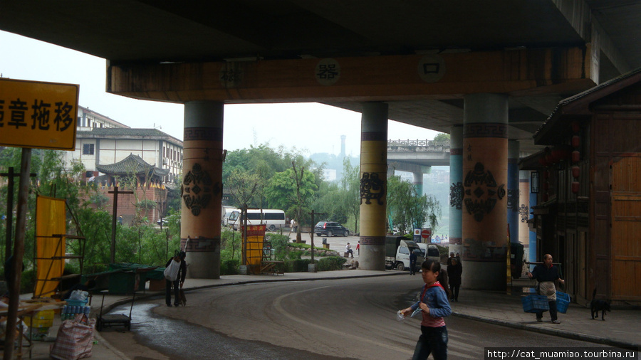Дорожка в городок под эстакадой Чунцин, Китай