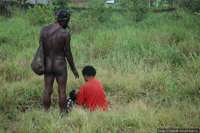 Вождь Анудоро и женщина с ребенком | Кампунг Бибида, Папуа