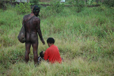 Вождь Анудоро и женщина с ребенком | Кампунг Бибида, Папуа