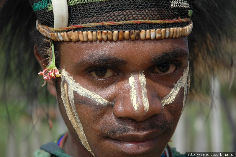 Раскрашенные аборигены встречались нам в Бибиде в течении нескольких дней. Они готовились к собранию вождей. Папуа, Индонезия