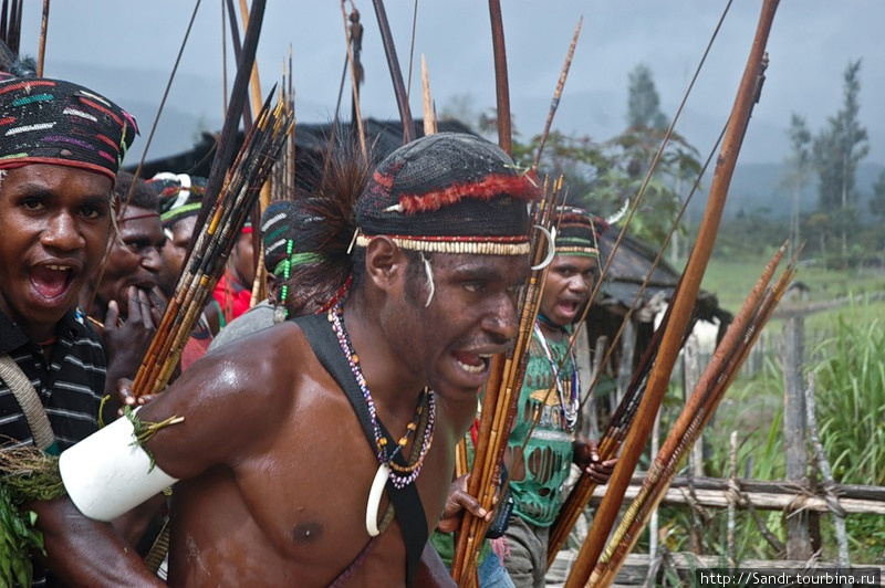 В один прекрасный день аборигены стали исполнять военный танец… Папуа, Индонезия