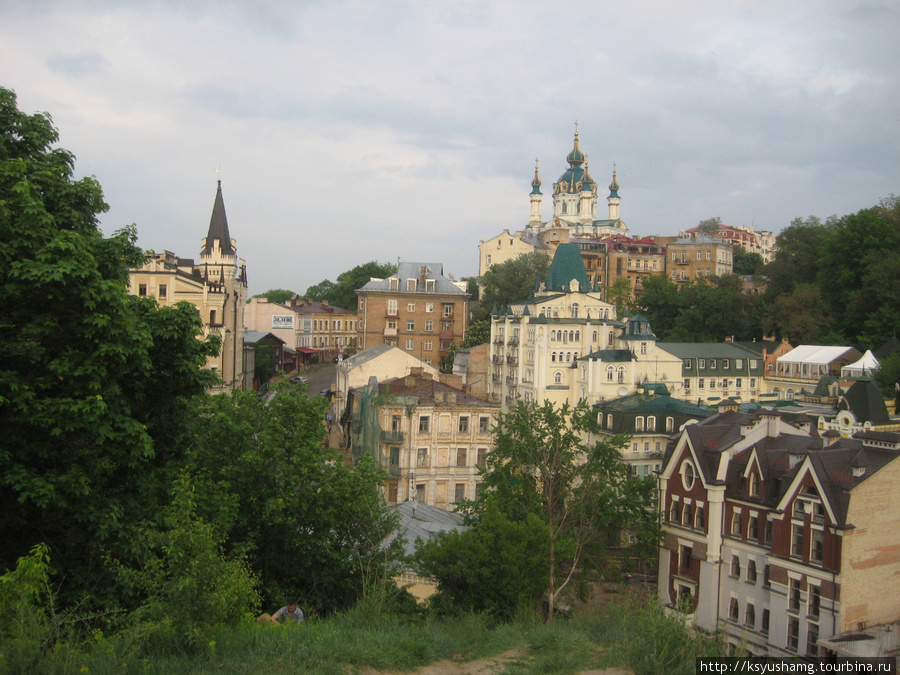На заднем плане Андреевская церковь Киев, Украина