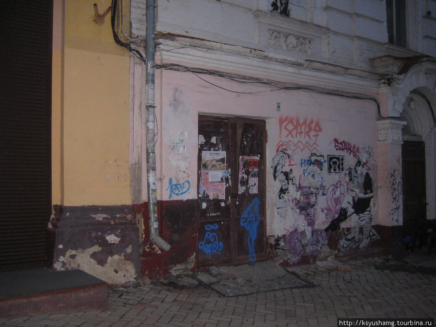 Современными росписями изуродованы многие дома известных и красивых улиц Киев, Украина