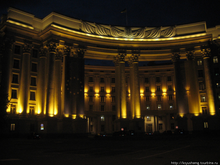 Вечерняя подсветка. Cюда от Днепра нас привез фуникулер, который в темноте фотоаппарат отказался фотографировать Киев, Украина