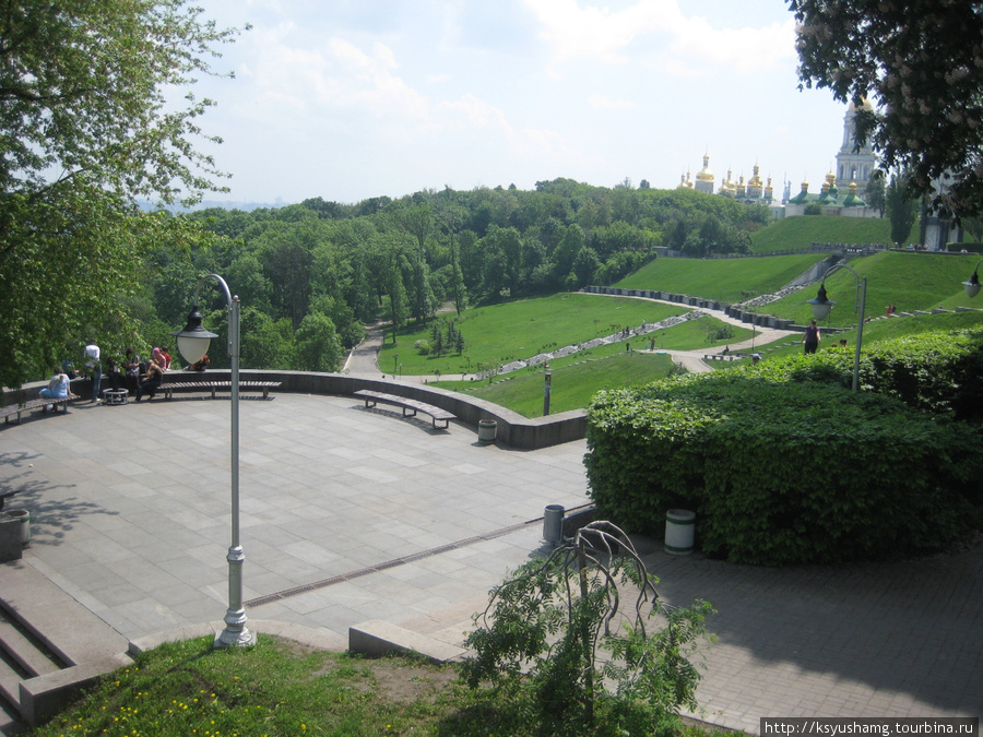 Миновав парк и аллею памяти всем сразу жертвам, мы направились к Киево-Печерской лавре Киев, Украина