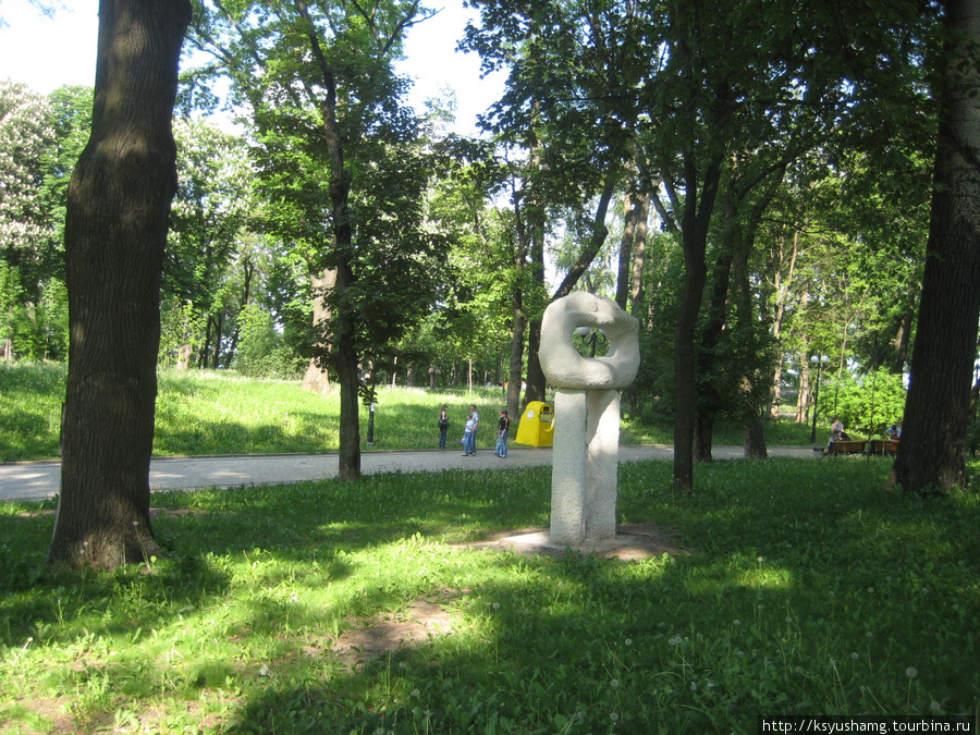 мы так и не поняли задумку скульптора в одном из парков, может, кто-нибудь знает, что за символ? Киев, Украина