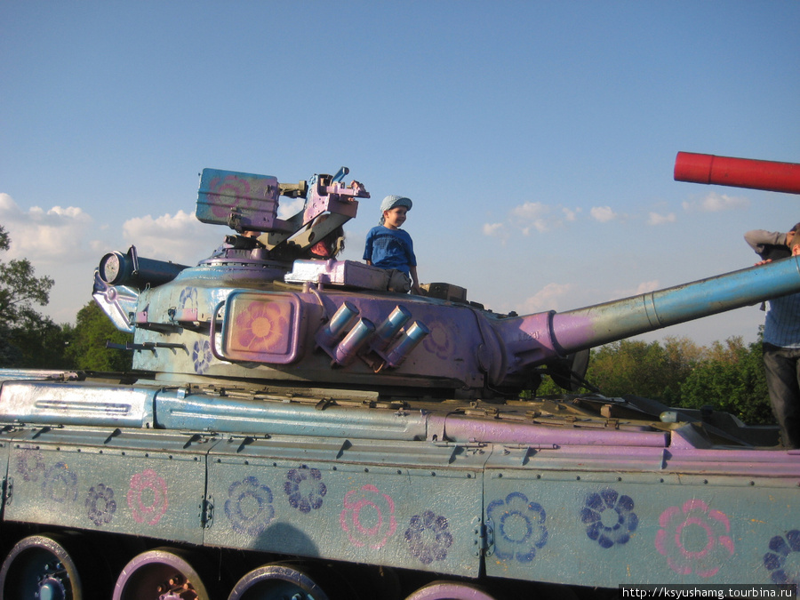 У подножия Мать-Родины обосновались два весёленьких танка в розово-голубых тонах, увешанные детьми. Эту картину мы восприняли как символ мира и разоружения Киев, Украина