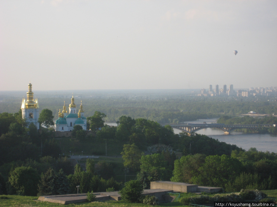 вдали — воздушный шар Киев, Украина