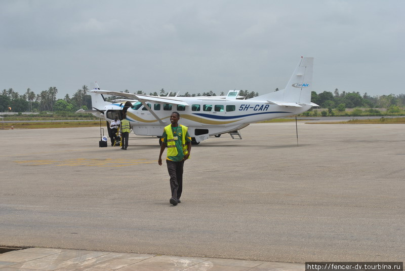 На таких самолетах возят на сафари на материк Остров Занзибар, Танзания