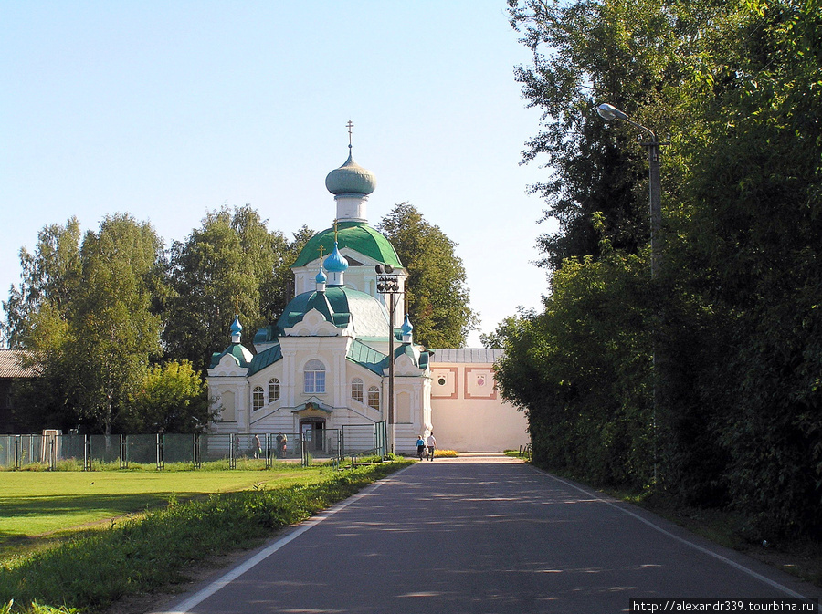 Воротная башня и Крылечко (17-19вв. архитектор Бенуа). Тихвин, Россия