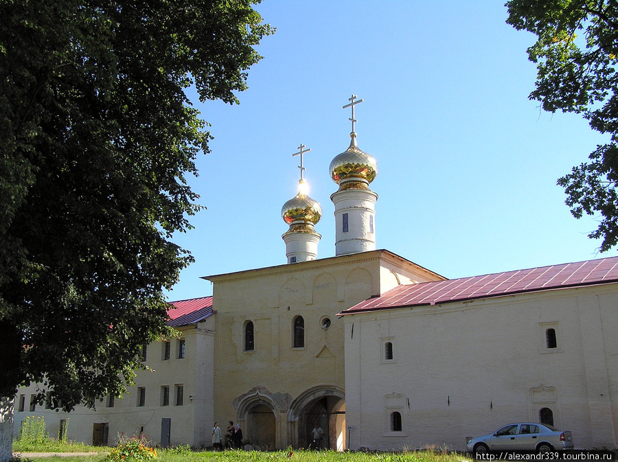 Святые ворота с надвратной церковью Вознесения господня Тихвин, Россия