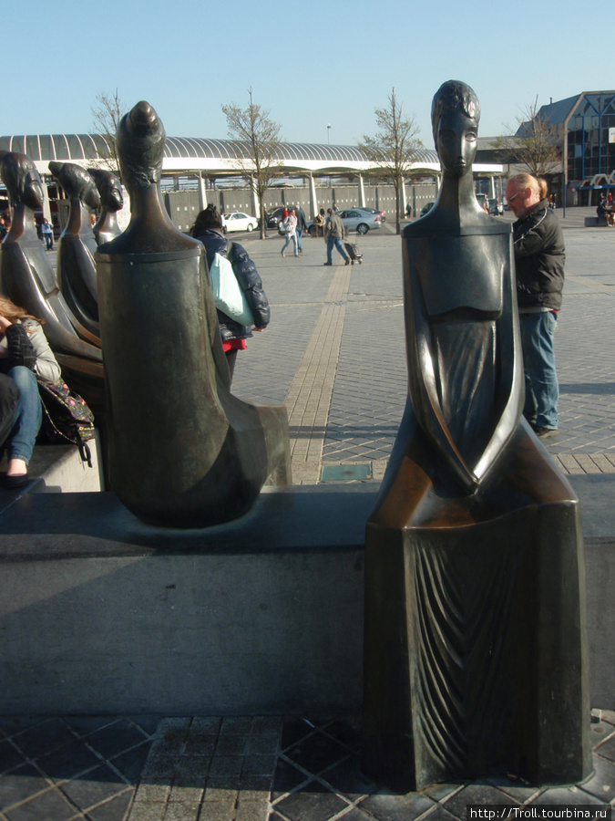 Памятник женам моряков Остенде, Бельгия