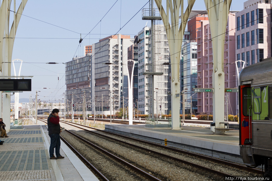Вокзал Ориенте это большой транспортный узел. Он включает в себя железнодорожную и автобусную станции, а также одноименную станцию метро. Лиссабон, Португалия