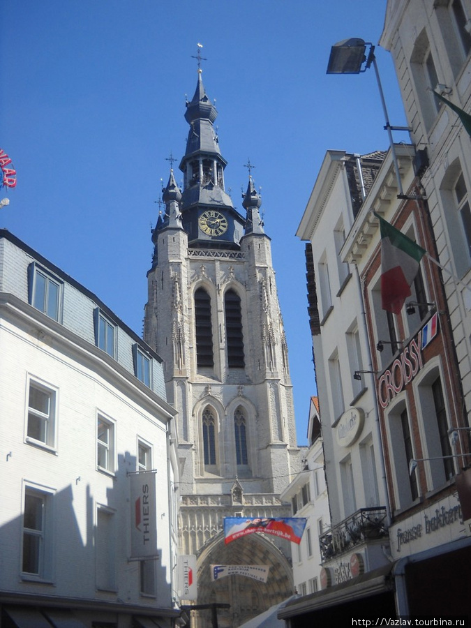 Церковная башня высится над домами Кортрейк, Бельгия