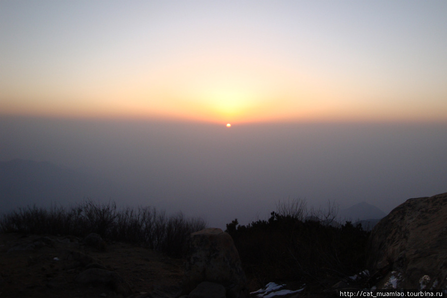 Наконец увидели восход солнца на вершине горы Тайшань