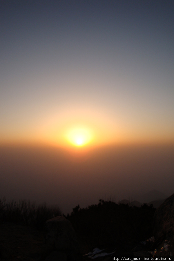 Наконец увидели восход солнца на вершине горы Тайшань