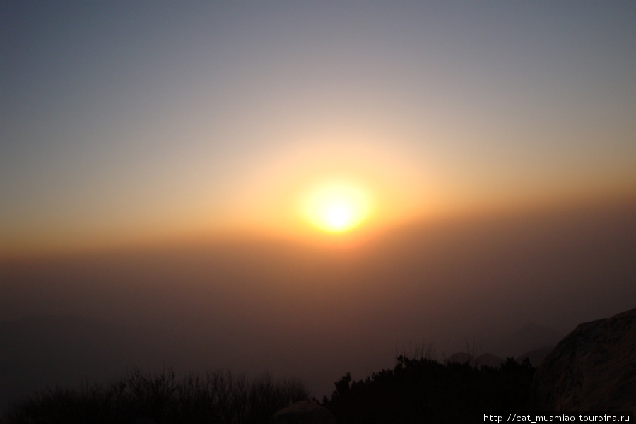 Наконец увидели восход солнца на вершине горы Тайшань Тайань, Китай