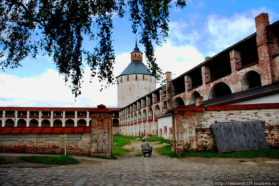 Пострижениками Кирилло-Белозерского монастыря были Иван Грозный и его отец Василий III. Кириллов, Россия