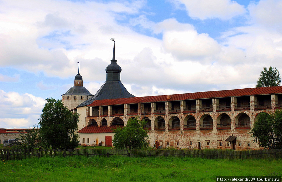 В 1654-1680 были построены новые каменные стены монастыря, дошедшие до нашего времени, и монастырь стал одной из самых больших и могучих крепостей в России. Кириллов, Россия