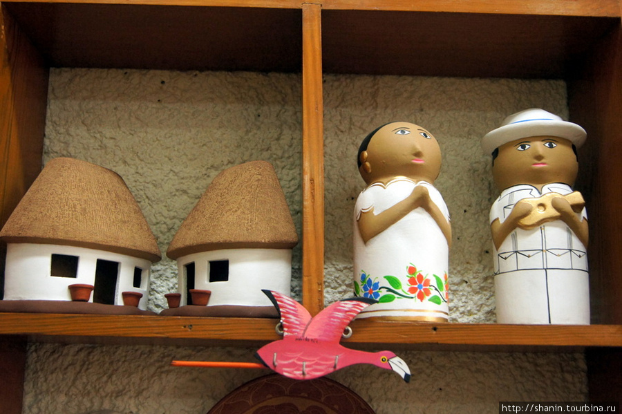 Сувенирные куклы в Ушмале Ушмаль, Мексика